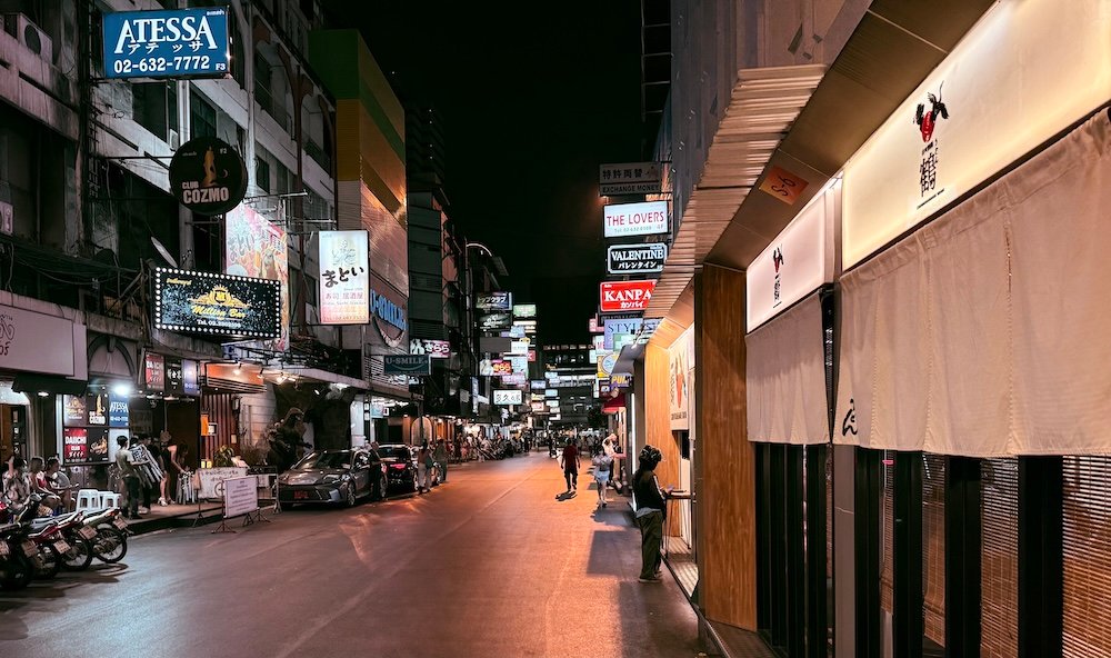 Nightlife in Thaniya Road - Silom - Bangkok