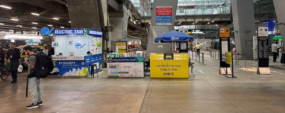 Taking a taxi from Bangkok Airport to the city